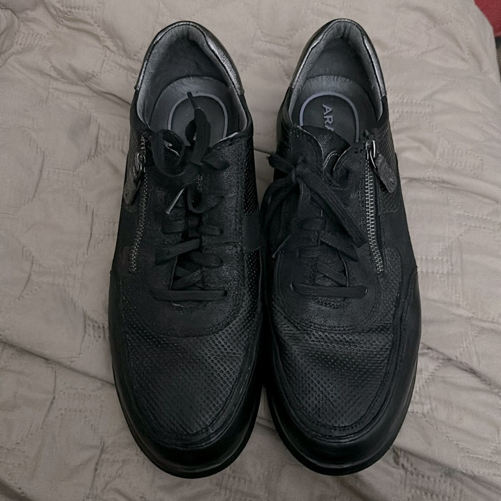 Like New Women’s Aravon shoes 12w